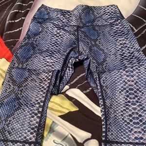 Blue snake skin print capri length leggings